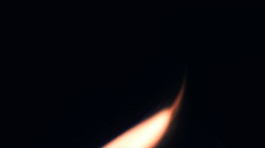 Şenlik ateşi kıvılcımlarının Macro fotoğrafı. Alevler patlar, patlamalar. Patlama mikro parlaklığı. Mini Havai fişekler. Kırmızı kamerada çekim hala siyah arkaplanda. Güzel sızıntılar kıvılcım saçar.