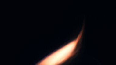 Şenlik ateşi kıvılcımlarının Macro fotoğrafı. Alevler patlar, patlamalar. Patlama mikro parlaklığı. Mini Havai fişekler. Kırmızı kamerada çekim hala siyah arkaplanda. Güzel sızıntılar kıvılcım saçar.