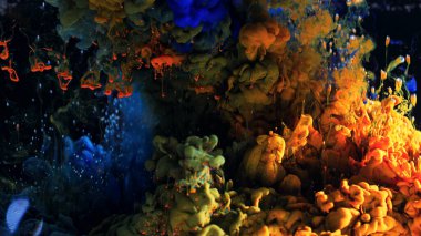 Suyun içindeki renkli mürekkebin makro fotoğraf çekimi. Güç büyüsü çok renkli Sualtı Boya Düşürme arka planı. Kırmızı kamera hala poster arkaplanı. Güzel duvar kağıdı.