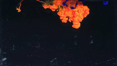 Suyun içindeki renkli mürekkebin makro fotoğraf çekimi. Güç büyüsü çok renkli Sualtı Boya Düşürme arka planı. Kırmızı kamera hala poster arkaplanı. Güzel duvar kağıdı.