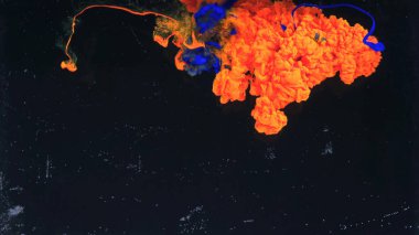 Suyun içindeki renkli mürekkebin makro fotoğraf çekimi. Güç büyüsü çok renkli Sualtı Boya Düşürme arka planı. Kırmızı kamera hala poster arkaplanı. Güzel duvar kağıdı.