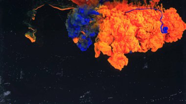 Suyun içindeki renkli mürekkebin makro fotoğraf çekimi. Güç büyüsü çok renkli Sualtı Boya Düşürme arka planı. Kırmızı kamera hala poster arkaplanı. Güzel duvar kağıdı.