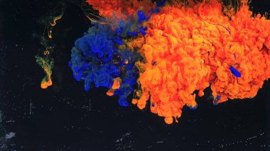 Suyun içindeki renkli mürekkebin makro fotoğraf çekimi. Güç büyüsü çok renkli Sualtı Boya Düşürme arka planı. Kırmızı kamera hala poster arkaplanı. Güzel duvar kağıdı.