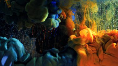 Suyun içindeki renkli mürekkebin makro fotoğraf çekimi. Güç büyüsü çok renkli Sualtı Boya Düşürme arka planı. Kırmızı kamera hala poster arkaplanı. Güzel duvar kağıdı.