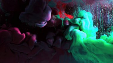 Suyun içindeki renkli mürekkebin makro fotoğraf çekimi. Güç büyüsü çok renkli Sualtı Boya Düşürme arka planı. Kırmızı kamera hala poster arkaplanı. Güzel duvar kağıdı.