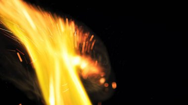 Şenlik ateşi kıvılcımlarının Macro fotoğrafı. Alevler patlar, patlamalar. Patlama mikro parlaklığı. Mini Havai fişekler. Kırmızı kamerada çekim hala siyah arkaplanda. Güzel sızıntılar kıvılcım posteri, afiş, duvar kağıdı, arkaplan, doku.