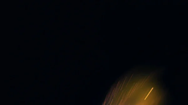 ボンファイアのマクロ写真が火花を散らします 炎が爆発し爆発する 爆発マイクロ輝きます ミニ花火 まだ黒の背景に赤いカメラで撮影 美しい漏れオーバーレイ火花 — ストック写真
