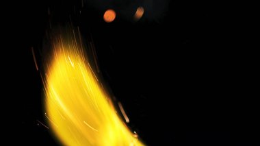 Şenlik ateşi kıvılcımlarının Macro fotoğrafı. Alevler patlar, patlamalar. Patlama mikro parlaklığı. Mini Havai fişekler. Kırmızı kamerada çekim hala siyah arkaplanda. Güzel sızıntılar kıvılcım posteri, afiş, duvar kağıdı, arkaplan, doku.