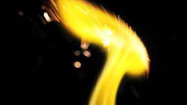 Şenlik ateşi kıvılcımlarının Macro fotoğrafı. Alevler patlar, patlamalar. Patlama mikro parlaklığı. Mini Havai fişekler. Kırmızı kamerada çekim hala siyah arkaplanda. Güzel sızıntılar kıvılcım posteri, afiş, duvar kağıdı, arkaplan, doku.