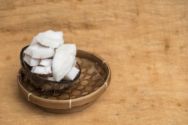 Eski Hindistan cevizi hamuru rattan kase ve negatif alan