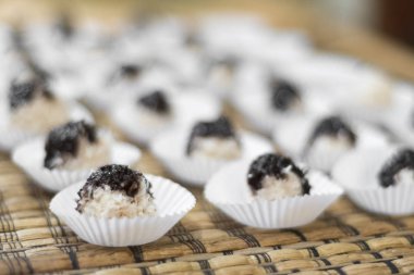 Çikolata toping ile birçok Hindistan cevizi topları