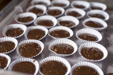 Çikolatalı kek hamuru fıstık ile