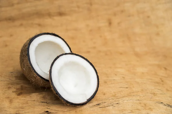 Velho corte de coco em duas partes com espaço negativo — Fotografia de Stock