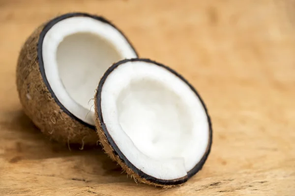 Velho corte de coco em duas partes com espaço negativo — Fotografia de Stock