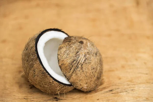 Velho corte de coco em duas partes com espaço negativo — Fotografia de Stock