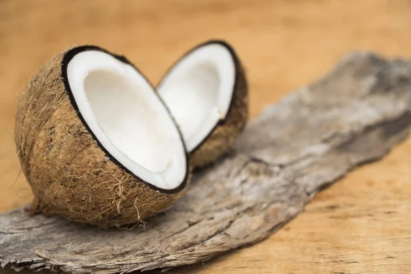 Coco velho em tábua de madeira áspera com espaço negativo — Fotografia de Stock