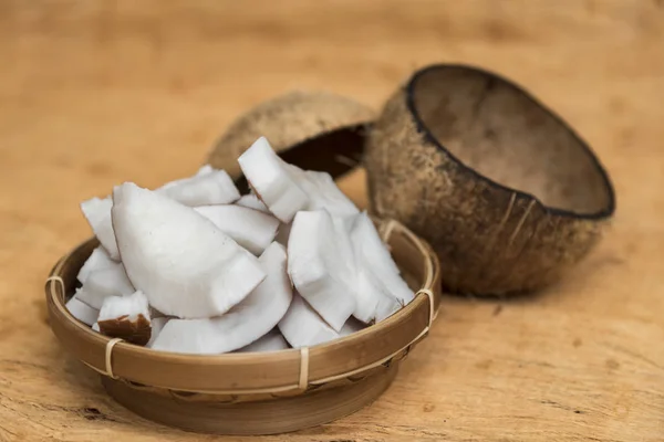 Casca de coco velha com polpa na tigela de vime — Fotografia de Stock