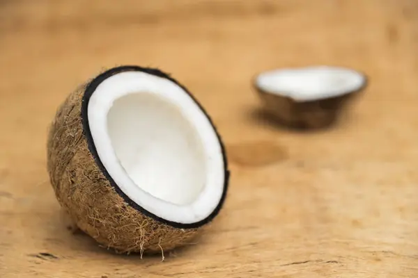 Velho corte de coco em duas partes com espaço negativo — Fotografia de Stock