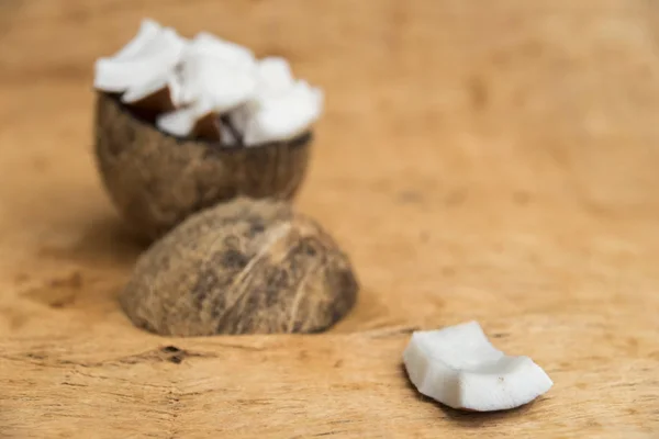 Casca de coco velha com polpa e espaço negativo — Fotografia de Stock