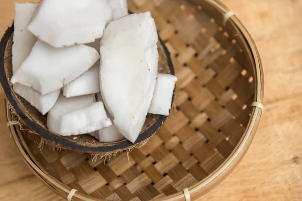 Polpa de coco velha em tigela de vime — Fotografia de Stock