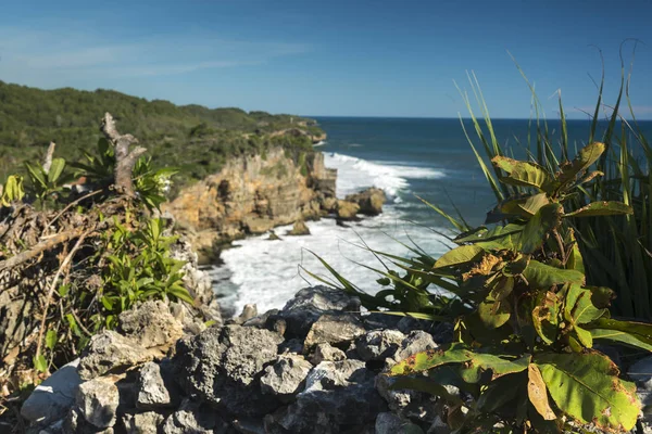 Acantilados rocosos de costa insonesia cerca de la playa Ngobaran — Foto de Stock