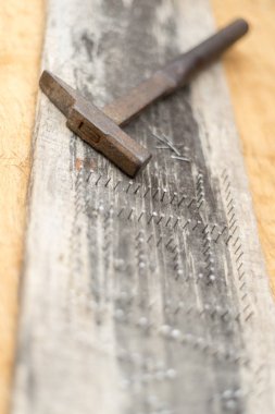 El sanatları sanat dekorasyon kurulu çivi çekiç ile yaptı.