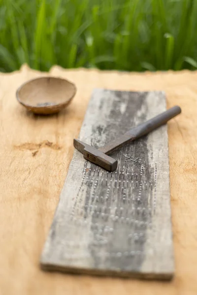 Tablero de decoración de arte artesanal hecho de clavos con martillo — Foto de Stock