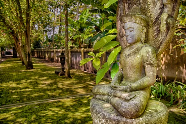 Каменное изображение Будды — стоковое фото