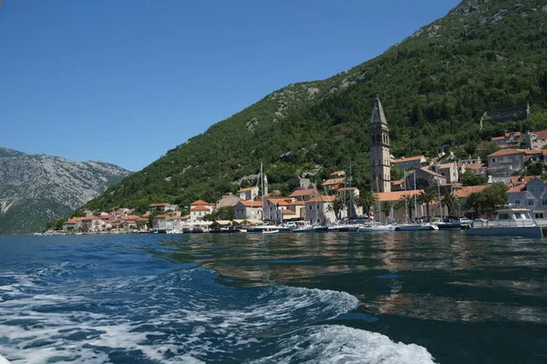 Perast kasaba Karadağ Kotor Körfezi bir teknede görüldü.