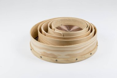 Beyaz arka plan önünde ahşap elek