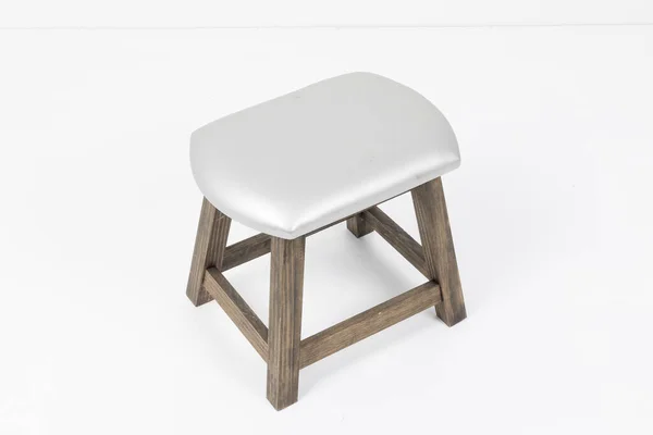Geleneksel Mini Dört Bacaklar Ahşap Sandalye Üzerinde Beyaz Izole — Stok fotoğraf