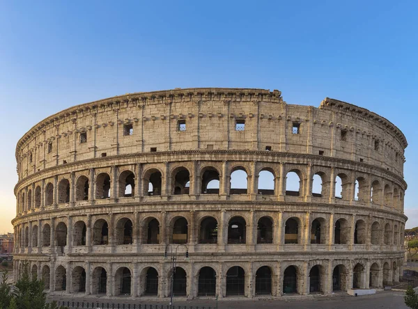 Coliseo al amanecer en Roma . Imagen De Stock