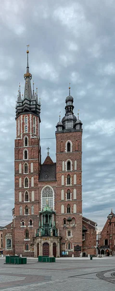 Szent Mária katolikus templom Bazylika Mariacka Krakkóban, Lengyelországban — Stock Fotó