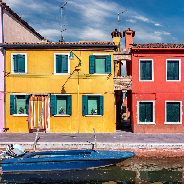 Barevné domy v Burano, Benátky, Itálie. — Stock fotografie