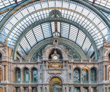 Antwerp 'teki eski güzel tren istasyonunun ön cephesinde ünlü eski saat.