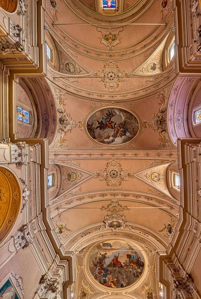 Soffitto Stucco Con Affreschi Nella Chiesa Cattolica Santo Stefano — Foto Stock