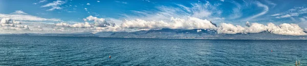 Garda Costa Del Lago Día Soleado Con Hermosas Nubes —  Fotos de Stock