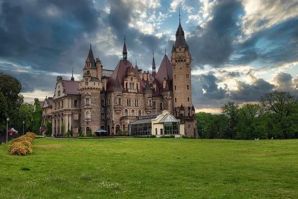 Zamek Moszna Zabytkowy Pałac Położony Małej Wiosce Mosznej Jest Jednym — Zdjęcie stockowe