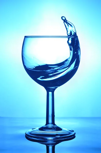 Vaso de agua con salpicadura. — Foto de Stock