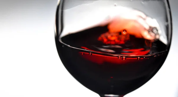 Vin rouge dans un verre à vin. Gros plan . — Photo