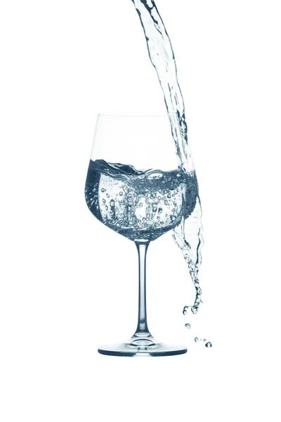 Nalévání vody do sklenice. — Stock fotografie