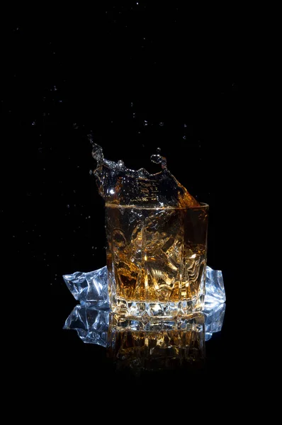 Whisky s splash. — Stock fotografie