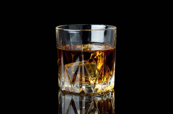 Whisky Hielo Aislados Sobre Fondo Negro — Foto de Stock