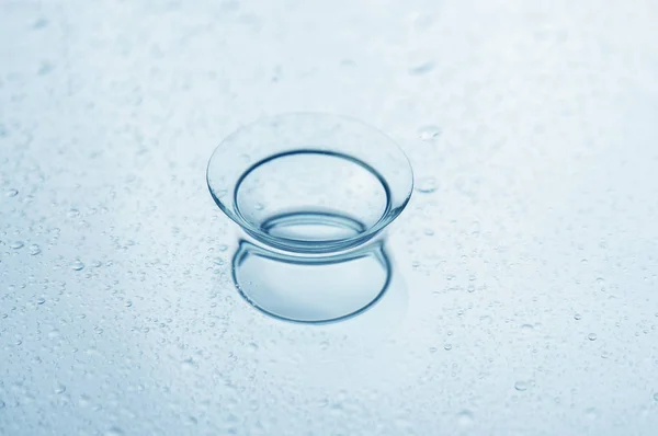 Kontaktlinse Mit Wassertropfen Auf Spiegelhintergrund Nahaufnahme — Stockfoto