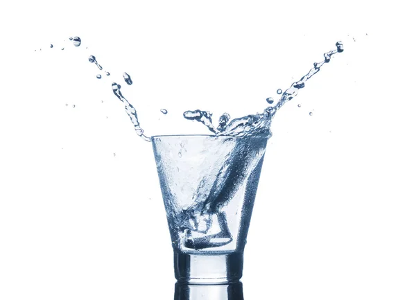 Water Splash Glazen Geïsoleerd Een Witte Achtergrond Koud Mineraalwater Met — Stockfoto