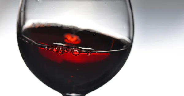 Rotwein Weinglas Vor Grauem Hintergrund Abstraktes Platschen Kopierraum Für Ihren — Stockfoto