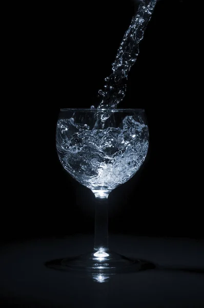 Gieten Van Water Een Glas Zwarte Achtergrond — Stockfoto