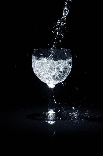 Versare Acqua Bicchiere Sfondo Nero — Foto Stock
