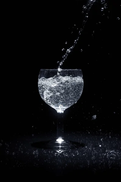 Verser Eau Minérale Dans Verre Sur Fond Noir — Photo