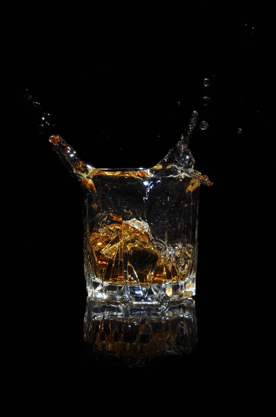 Sklenice Whisky Splash Izolované Černém Pozadí Alkoholický Nápoj Splash — Stock fotografie